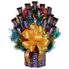 This delicious candy bouquet is arranged with all Snickers candy bars. A circle of Snickers creates a candy vase, filling the vase are more Snickers! The candy bouquet is completed with a colorful ribbon. Size: 1. Candy Bar Bouquet, Reeses Candy, Snickers Candy Bar, Snickers Candy, Candy Arrangements, Easter Egg Candy, Chocolate Delivery, Candy Centerpieces, Sweet Trees