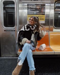 Blue jeans, white sweater, brown leather winter jacket, oversize big scarf. Instagram photo ideas, subway photoshoot ideas, dump ideas Cold Disney Outfits, Winter Streetwear Outfits, Uggs Tasman, La Winter, Amsterdam Outfit, Nyc Pics, Uggs Outfits