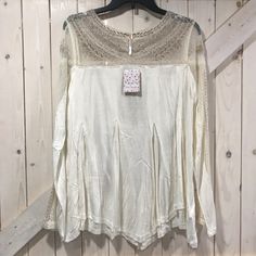 Brand New With Tags. Size S Free People Kimono, Ruffle Linen, Cutout Blouse, Printed Tunic Dress, Free People Blouse, Casual Tunics, Long Sleeve Striped Top, Preppy Casual, Black Long Sleeve Top