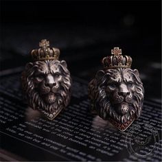 * Note: This ring is made to order, please allow 7 working days of crafting time. This ring is adjustable, we will adjust it according to the size you need and then ship the ring. This is a powerful and noble lion silver ring. The ring is inlaid with natural Russian zircon in red or white. The lion is often referred to as "the king of the beasts." It is a symbol of majesty, strength, courage, and justice. The details are in place, giving the ring a super texture. The piece is an eye-catcher and Lotus Flower Ring, Rasta Lion, King Ring, Lotus Ring, Roi Lion, Lion Ring, Vintage Hip Hop, Head Ring, Authentic Jewelry