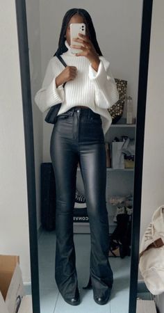 Black Leather Pants Outfits For Women, Black Leather Pants Outfit Winter, Winter Bar Outfits, Diner Outfits, Colorado Fits, Leather Pants Outfit, Bar Outfit, Winter Fashion Outfits Casual, Cold Outfits