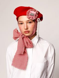 www.zonajohna.com 🎀 upcycled ♻️ vintage fabrics ✂️ handmade with love 💞 Hat Photoshoot, Gingham Outfit, Red Beret, Wool Beret, Friend Poses Photography, Wool Berets, Outfits With Hats, Upcycled Vintage, Vintage Fabrics