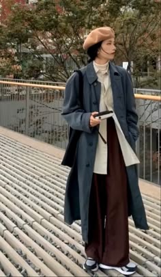 Outfits With Cloaks, Muted Colors Aesthetic Outfits, Korean Scarf Outfit, Artistic Style Clothing, Asian Minimalist Fashion, Asian Inspired Outfits, Trench Coat Outfit Aesthetic, Korean Street Fashion Winter, Asian Winter Fashion