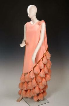 Doris Duke's... Evening dress, Madame Grès , circa 1966, silk crepe with ostrich feathers. Doris Duke, Dress With Feathers, Madame Gres, Fashion 1960s, Stil Boho, Newport Rhode Island, Vintage Gowns, Retro Mode, Ostrich Feather