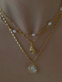 gold jewelry, gold necklaces, necklace with pendant, pearl necklace, necklaces layered, necklace stack, aesthetic jewelry, trendy jewelry, jewelry trends 2024 Necklace Stack Aesthetic, Jewelry Gold Necklaces, Fame Clothes, Necklace Stacks, Pearl Aesthetic, Evry Jewels, Necklaces Layered, Bday Wishlist, Classic Pearl Necklace