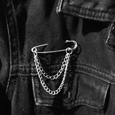 Chain Accessories Grunge, Safety Pin Accessories, Safety Pin Aesthetic, Punk Accessories Diy, Grunge Accessories Diy, Safety Pin Clothes, Diy Goth Accessories, Safety Pin Fashion, Jacket With Pins