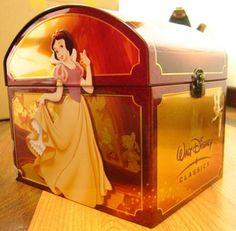 a box with an image of snow white and the seven dwarfs on it's lid