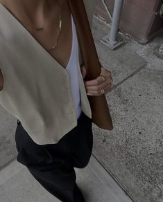 Black And White Outfits Classy Chic, Beige Vest Outfit, Beige And Black Aesthetic, Summer Vest Outfit, Beige Top Outfit, White Beige Aesthetic, Street Style Classy, Street Style Comfy, Casual School Outfit