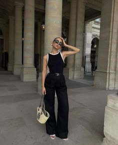 Look estiloso para você se inspirar Minimal Aesthetic Outfits Summer, Black Pants Outfit, Easy Chic, Chique Outfits, Italy Outfits, Elegante Casual, Friends Poses