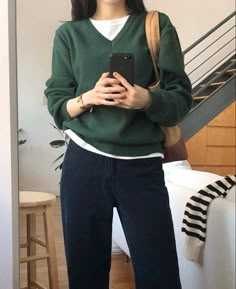 Olive Green Pullover Outfit, Forest Green Sweater Outfit, Dark Green Shirt Outfit, Cool Toned Outfits, University Outfit Ideas Casual, Stylish Outfits Casual, Winter Fashion Outfits Casual, Uni Outfits, Casual Day Outfits