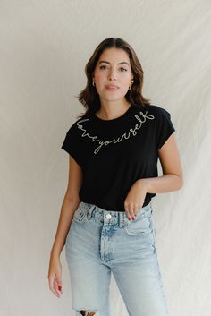 Descripción Camiseta 100% algodón con bordado frontal. Hecha en Colombia. Úsala con todo pero sobretodo siempre con una Sonrisa! Producto hecho por Fashionlessons con mucho Amor! hecho en: Material: 100% Algodón Cuidados: NO utilizar blanqueador ni secadora. Planchar al revés. Malva edition Sobre la marca Somos Lessons! UNA MUESTRA DE QUE LA SIMPLICIDAD Y EL PODER VAN DE LA MANO. Somos un concepto inteligente de piezas básicas y atemporales que te inspiran para conectarte con tu interior y trans Sassy Shirts, Love Yourself, Casual Look, Black T Shirt, T Shirts For Women, Van, Women's Top, T Shirt