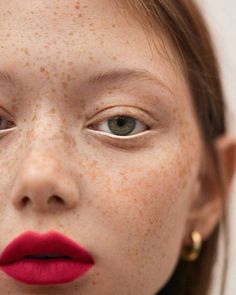 Red Waterline, Waterline Makeup, White Waterline, Freckles Redhead, Makeup Minimal, Crimson Lipstick, Red Lipstick Makeup, Lip Color Makeup