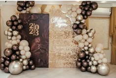 balloons are arranged in the shape of an arch for a new year's eve celebration