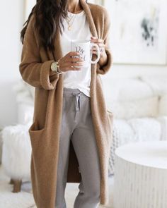 Work from Home Style for Solopreneurs #ootd #workathome #solopreneur #fempreneur #brandgirlscollective Chic Loungewear, Lounge Outfits, Outfits Lazy, Work From Home Outfit, Sweatpants Outfit, Lounge Outfit, Pastel Outfit