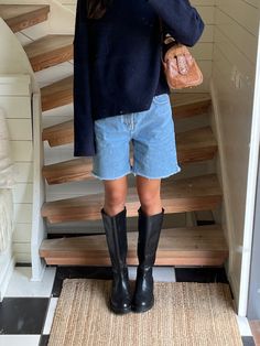 Fall Boots Outfit 2024, Shorts Boots Outfit, Rain Boots Outfit Fall, Ny Outfits, Mode Zara, Classic Outfit, Style Advice, 가을 패션, Outfit Inspo Fall