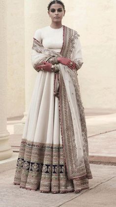 Sabyasachi Dresses, Indian Designers, Indian Bride Outfits, Casual Indian Fashion, Indian Dresses Traditional, Best Dress, Traditional Indian Outfits, Indian Bridal Fashion