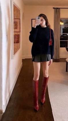 Red Purse Outfit, Red Boots Outfit, Scandi Fashion, Purse Outfit, Winter Fashion Outfits Casual, Red Purse, Miniskirt Outfits, Fashionista Clothes, Red Boots