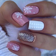 Pretty Snowflake Nail Design for Short Nails Nail Colors And Designs, Winter Nail Colors, Cute Christmas Nails, Nail Colors Winter, Christmas Gel Nails, Snowflake Nails, Christmas Nails Acrylic, Winter Nail Designs, Winter Nail