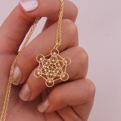 Significado del cubo Metatron y 8 usos que puedes darle Spiritual Jewelry Gold, Modern Pendant Jewelry, Mystic Jewelry, Blue Diamond Earrings, Geometry Jewelry, Sacred Jewelry, Ethiopian Jewelry, Jewelry Ornaments