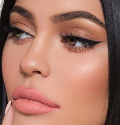 Kylie Jenner: Winged eyeliner. Best liquid eyeliners. Winged Eyeliner Tricks, Wedding Makeup Vintage, Perfect Winged Eyeliner, Eyeliner Designs, Eyeliner Hacks, Eyeliner For Beginners