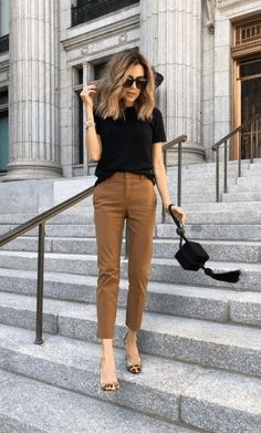 Elegantes Outfit Damen, Rok Outfit, Fashionable Work Outfit, Office Casual Outfit, Chique Outfits, Tan Pants, Summer Work Outfits, Outfit Trends, Brown Pants