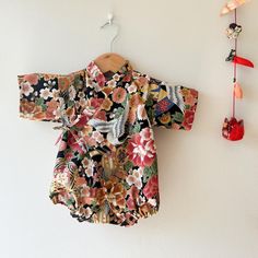 They are crane and Peony flower pattern kimono for babies!! 👘 🎐Size (1) ✴︎The Age: around 6 months to 12 months (Please check the babies) ✴︎Size: Height 60-70cm/24-27 Inches   ✴︎Material: 100% Cotton(Japanese fabric) -Colour might be different depending on the viewer's screen settings 🎐Size (2) ✴︎The Age: 12 months to 24 months (Please check the babies) ✴︎Size: Height 100cm/39 Inches   ✴︎Material: 100% Cotton  (Japanese fabric) -Colour might be different depending on the viewer's screen setti Twins Clothes, Baby Kimono, Japan Cute, Kimono Pattern, Fabric Colour, Age 12, Inside And Outside, Japanese Fabric, Easy Dressing