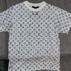 100% Cotton White With Blue Lv Logo On The Outside That Has Iconic Monogram On The Inside For A Subtle Faded Effect. Chain Detailed At The Neck. Regular Fit Made In Italy Lv Clothes Women, Lui Viton, Louis Vuitton Tshirt, Lv Clothes, Lv Shirt, Louis Vuitton T Shirt, Louis Vuitton Top, Hifi Amplifier, Louis Vuitton Shirt