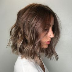 Shaggy Straight Cut Lob bob Messy With Jagged Ends face framing highlights, rich brunette color Short Hair Cuts For Round Faces, Nail Makeup, Perfect Ten, Makeup Salon, Short Wavy Hair, Air Brush, Makeup Studio