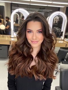 Indicado para seguir essas tonalidades quem já realizou sua coloração pessoal 🫶🏼 Balayage Hair Mocha, Hair Lights, Hair Curling Tips, Brunette Balayage Hair, Brown Hair Balayage, Front Hair Styles, Long Brown Hair, Hair Inspo Color, Light Hair