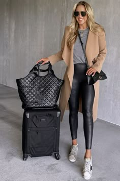 Black Leather Leggings Outfit, Faux Leather Pants Outfit, Leather Leggings Look, Faux Leather Leggings Outfit, Leather Leggings Outfit, Black Leggings Outfit, Leather Pants Outfit, Black Leather Leggings, Airport Outfits