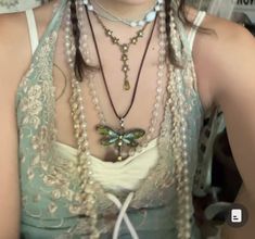 Outfits With Lots Of Accessories, Earthy Core, Long Necklace Outfit, Gothic Spring, Beaded Necklace Outfit, Bracelets And Necklaces, Swaggy Outfits