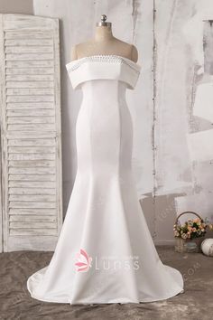 Sensual and feminine. That is how we would describe this celebrity inspired prom dress, ivory satin fabric, and a bodice that merges with the hip, beaded off-the-shoulder neckline. Short train. Prom Dress Beaded, Ivory Prom Dresses, Celebrity Prom Dresses, Different Types Of Dresses, Pageant Gown, Simple Prom Dress, Prom Dress Styles, Prom Style