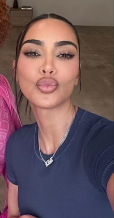 Khloe Kardashian Makeup, Kim Kardashian Family, Pretty Lips, Kardashian Beauty, Big Kiss, Kardashian Outfit