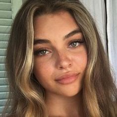 Blonde With Freckles Natural, Natural Summer Makeup For Brown Eyes, Natural Makeup Glossy Lips, Nose Job Inspo Natural, Natural Makeup With Freckles, Light Feminine Makeup Looks, Freckles Blonde Hair, Sunkissed Makeup Natural, Ingenue Archetype