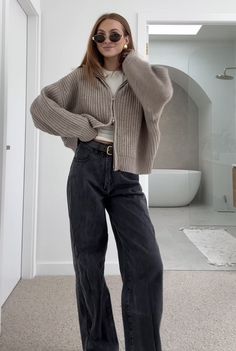 Viviane Audi Winter, Wide Jeans Outfit Winter, Wide Jeans Outfit, Styling Sweaters, Cute College Outfits, Office Fits, Jeans Outfit Winter, Europe Outfits, Winter Fashion Outfits Casual