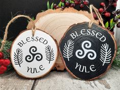 This listing is for a wood slice with a vinyl Blessed Yule image and jute twine for hanging.  These have been finished with a slightly matte overcoat to ensure durability.  Available with a black background and white image or white background and black image. These are available singly, in a set of two or a set of four.   If the colour chosen is mixed you will get one of each colour in the set of two and two of each colour in the set of four. Each wood slice measures 9-10 cm and please note that Yuletide Log, Disk Painting, Wood Discs Crafts, Yuletide Decorations, Wood Burned Gifts, Blessed Yule