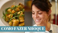 a woman smiling next to a bowl of food and the words como fazer noque