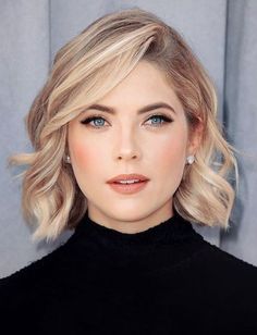 Short Bob Wedding Styles, Short Hair Waves Wedding, Vacation Hairstyles, Makijaż Smokey Eye, Funky Hairstyles, Fringe Hairstyles, Ashley Benson, Hairstyle Look