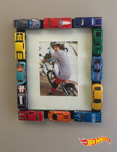 Customize your own picture frame using Hot Wheels cars with this simple arts and crafts project. Find easy-to-follow instructions here. Hot Wheels Crafts, برق بنزين, Diy Toys Car, Wheel Craft, Cars Room, Matchbox Cars, Car Projects, Toy Cars, Kids' Room