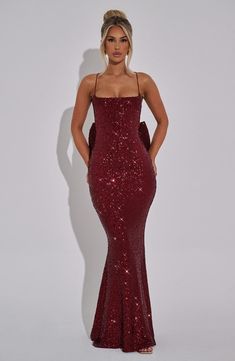 Become the envy of any event in the Meridith Maxi Dress in rich wine. Made with luxury textured stretch sequin, this dress features elastic spaghetti straps, a crossover back strap, and a detachable bow. The body-hugging fit and flare skirt create a flattering silhouette, while the invisible zipper adds convenience.



Colour: Wine.

Luxury textured stretch sequin.

Elasticated spaghetti straps.

Crossover strap detail to the back.

Detachable bow to back.

Scoop neckline.

Body hugging fit.

Fi Wine Luxury, Robes Quinceanera, Sequin Long Dress, Wedding Guests Dresses, Robes D'occasion, Back Dresses, Formal Wear Dresses, Mermaid Bridesmaid Dresses, Military Ball