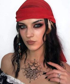 Maquillaje artístico maquillaje para Halloween pirata mujer Pirate Makeup, Pirate Hair, Halloween Costumes 2022, Hot Halloween Outfits, Pirate Halloween Costumes, Pirate Outfit, Halloween Makeup Pretty, Pirate Halloween, Cute Couple Halloween Costumes