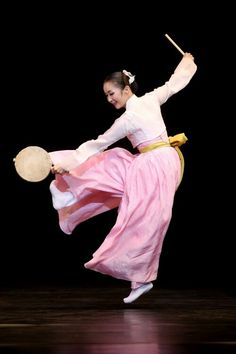 Traditional Korean dance Dancing Drawing, Korean Traditional Clothing, Dance Attire, Korean Dance, Korean Traditional Dress, Modern Hanbok, Korean Hanbok, Traditional Dance, Traditional Korean