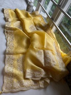 Organza saree wid delicate thread work wid blouse piece Yellow Kanjivaram Saree Silk, Yellow Organza Saree, Kanjivaram Sarees Silk, Kanjivaram Saree, Floral Saree, Saree Silk, Yellow Saree, India Colors, Party Kleidung