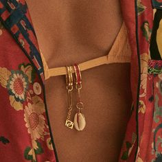 Suspended on an elegant chain, our signature Dorne Memento evokes a life of meaningful connections. Conch Shells, Quoi Porter, Mode Crochet, Summer Ocean, Earring Making, Conch, Summer Aesthetic, Necklace Bracelet, Look Fashion