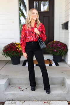 3 Types of Shoes to Wear With Flare Jeans - Paisley & Sparrow What Shoes With Flare Jeans, Shoes For Flared Pants, Jean Party Outfits, Shoes With Flare Jeans, Shoes To Wear With Flare Jeans, Flare Black Pants, Flare Jeans Outfit, Flare Dress Pants, Black Flare Pants