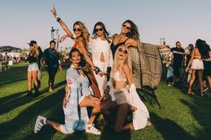 Festival style girl squad at Coachella 2016 shot by Driely S.| Spell Blog Lollapalooza Outfit, Uk Festival, Coachella 2017, Coachella Outfits, Friends Goals, Festive Outfits, Coachella Music, Look Festival, Festival Inspo