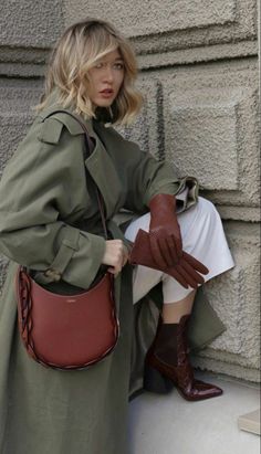 Trench Outfit, Iranian Women Fashion, Winter Fashion Outfits Casual, Dress Modern, Raincoats For Women, Outfit Trends, Autumn Street Style, Fashion Attire