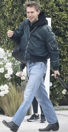 Austin Butler Carhartt, Austin Butler Fashion, Austin Butler Street Style, Austin Butler Outfits, Austin Butler Style, Levis 501 Outfit, Butler Outfit, Mens Linen Outfits, Celebrity Boots