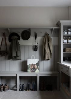 Room Ideas Luxury, Utility Room Ideas, Georgian Country House, Boot Room Utility, Sophie Paterson Interiors, Utility Room Designs, Humphrey Munson, Seating Ideas, Boot Room