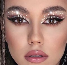 Sparkly Makeup With Jewels, Christmas Rhinestone Makeup, Nye Silver Makeup, Eye Jewels, Jeweled Makeup, Face Jewels Makeup, Disco Ball Makeup, Rine Stone Makeup